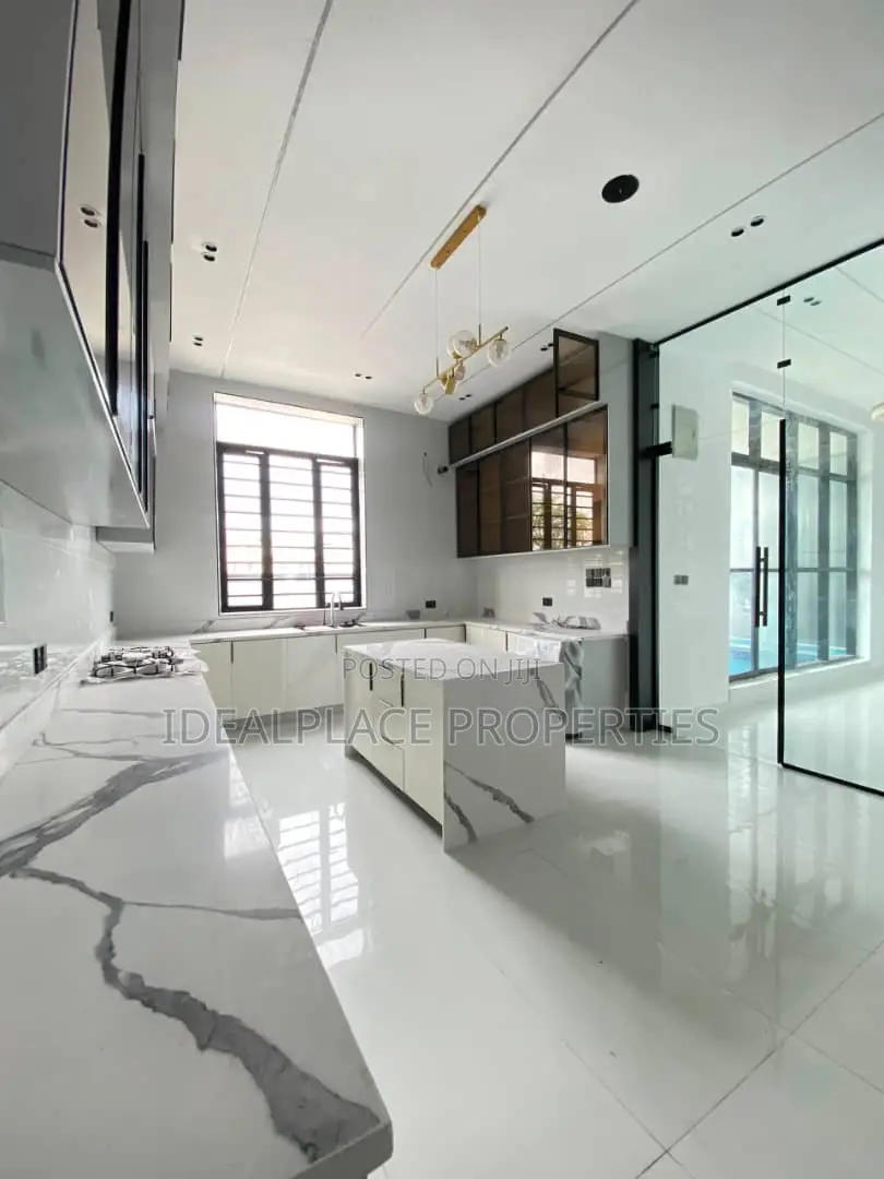 5bdrm Duplex in Lekki for sale