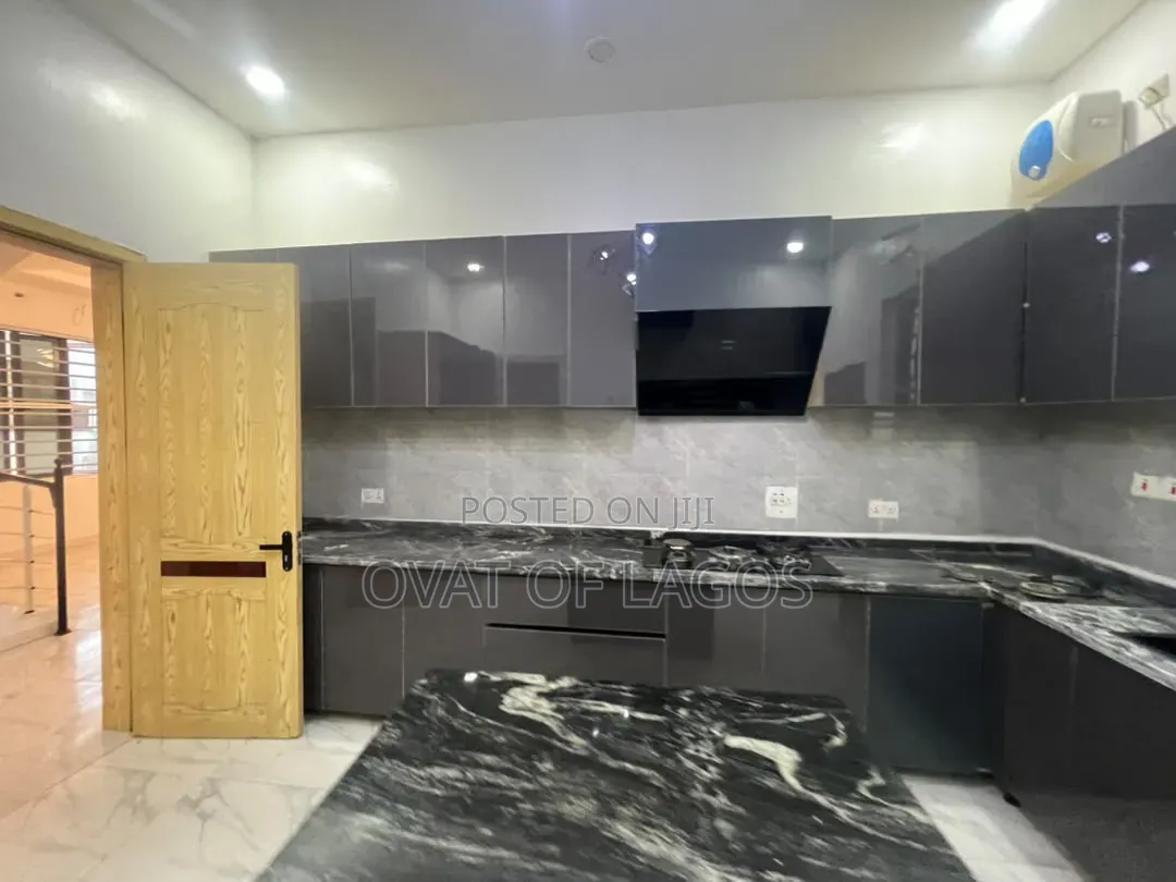 5bdrm Duplex in Chevron for rent