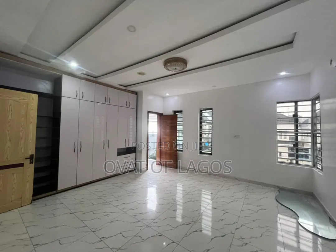 5bdrm Duplex in Chevron for rent