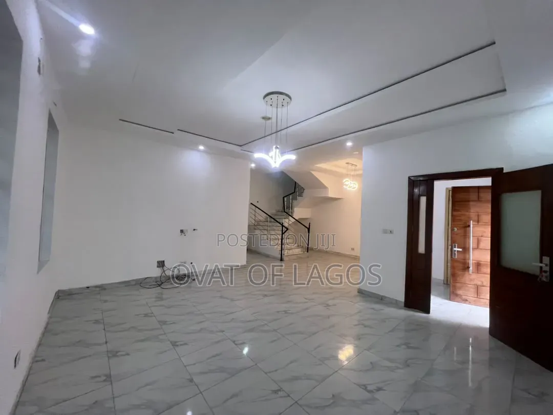 5bdrm Duplex in Chevron for rent