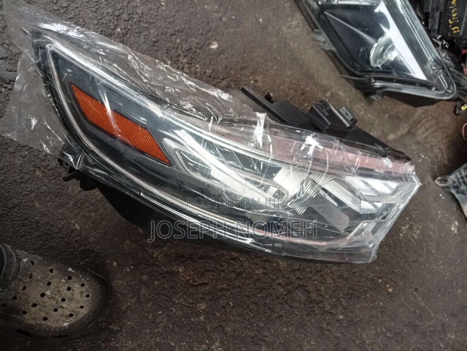 2013 Ford Taurus Headlight