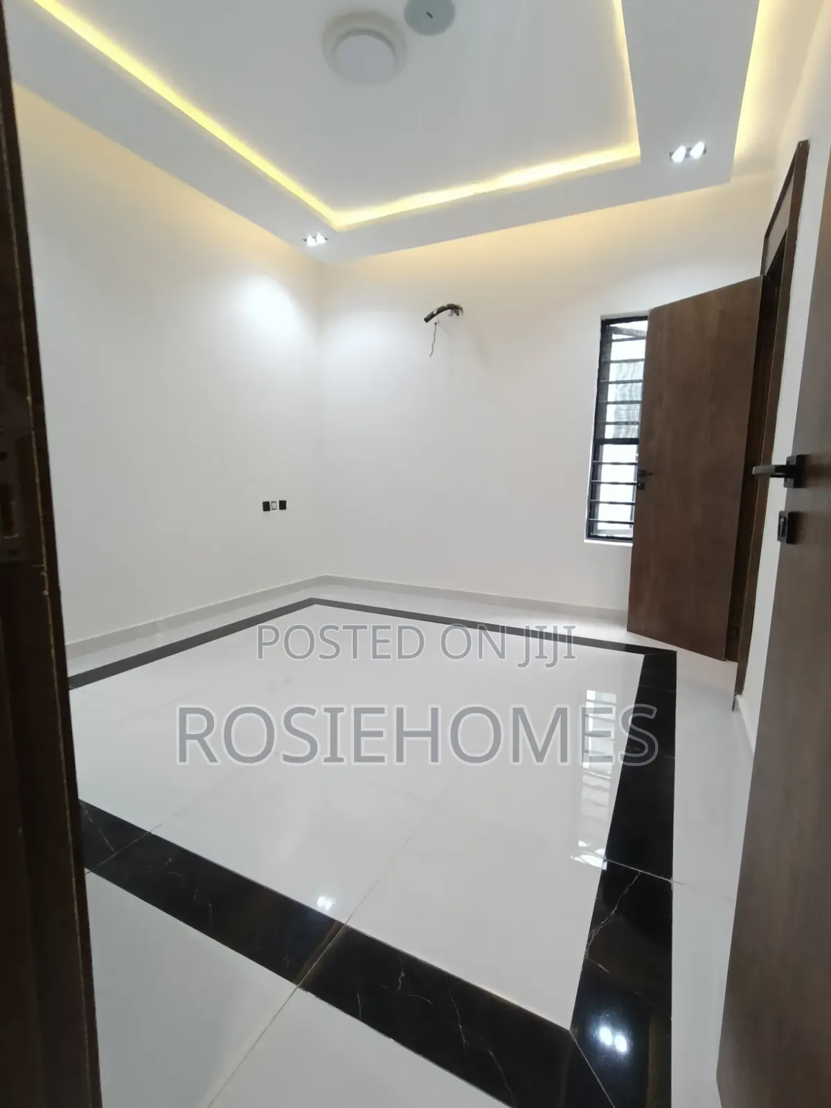 5bdrm Duplex in Deffooil Estate, Chevron for sale