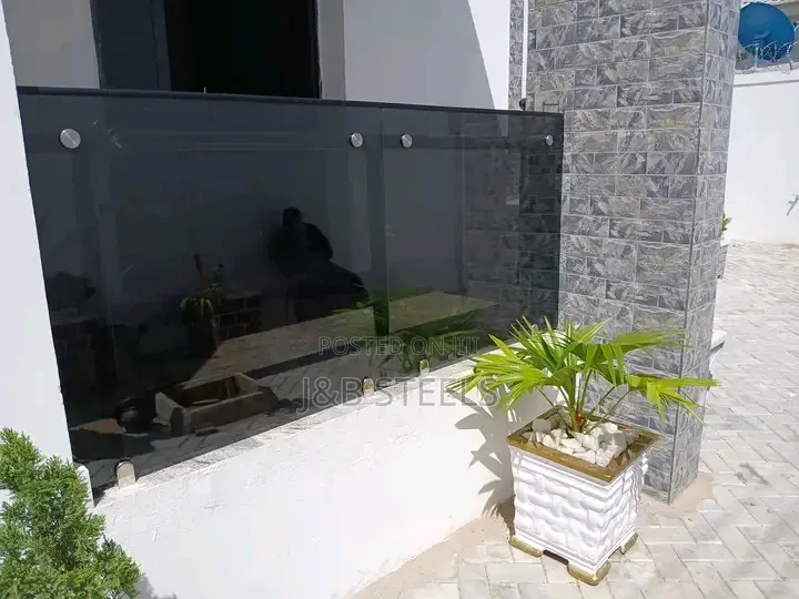10m Mounted Glass