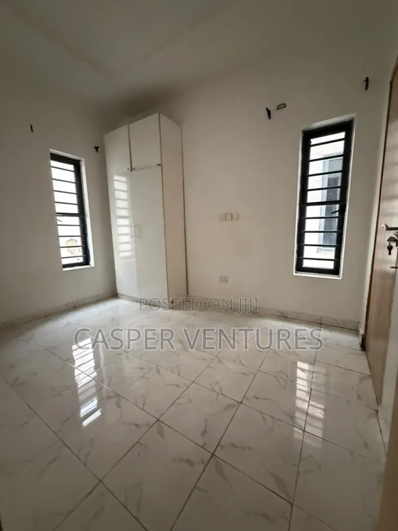 1bdrm Shared Apartment in Ocean Harbor, Lekki Phase 2 for rent