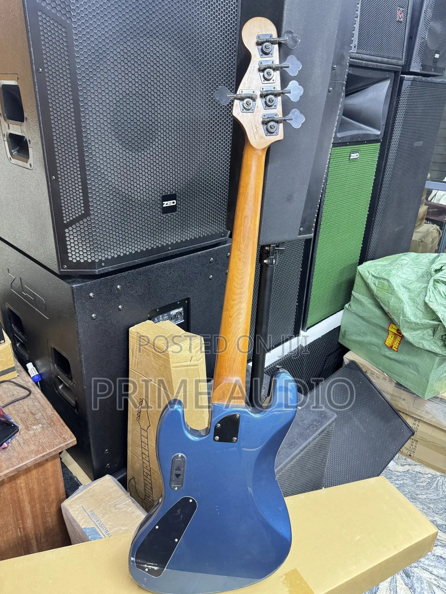 Squier by Fender 5 Strings Bass Jazz Guitar