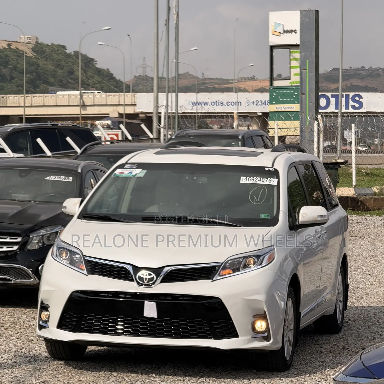 Toyota Sienna XLE 8 Passenger (3.5L 6cyl 6A) 2016 White