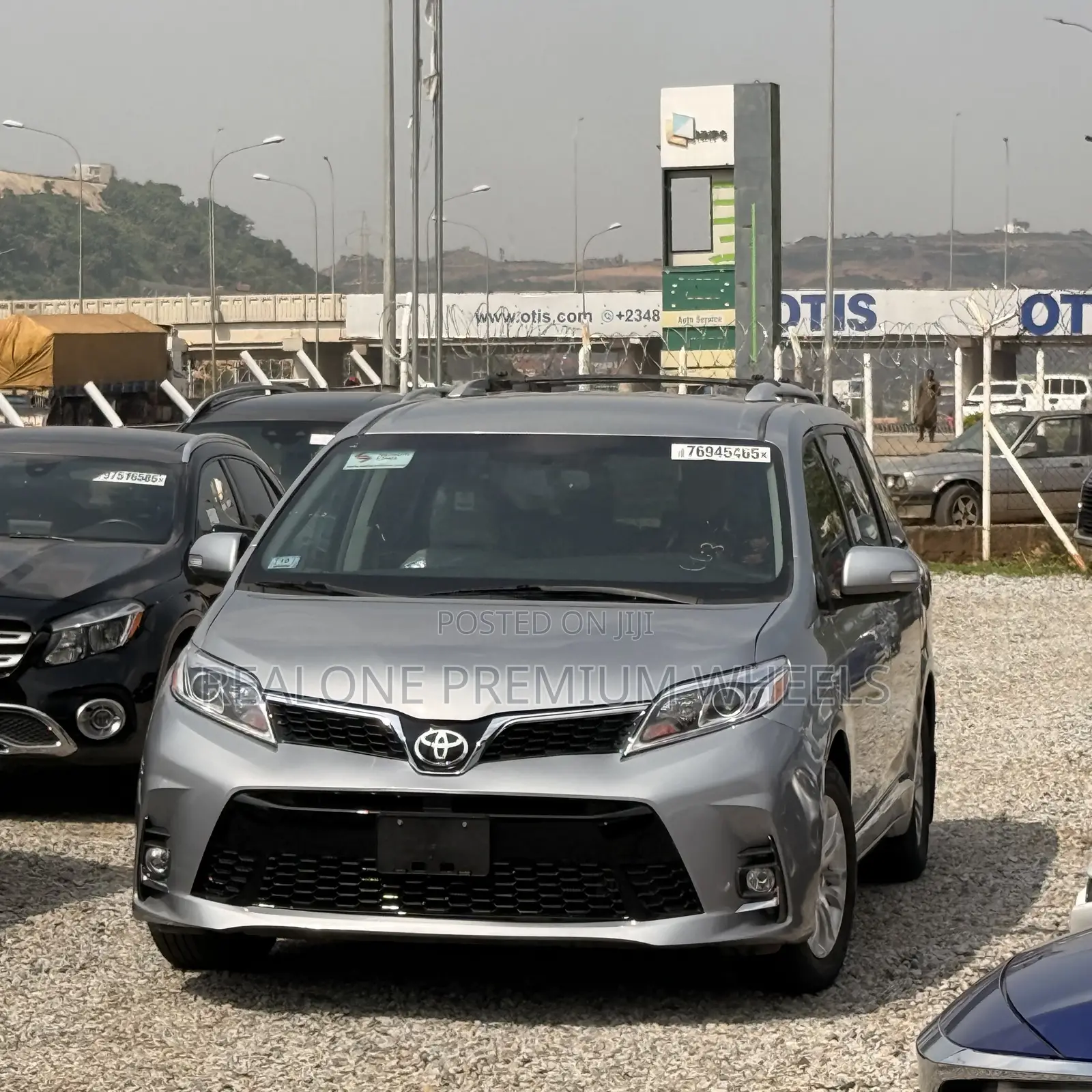 Toyota Sienna XLE 8 Passenger (3.5L 6cyl 8A) 2017 Silver
