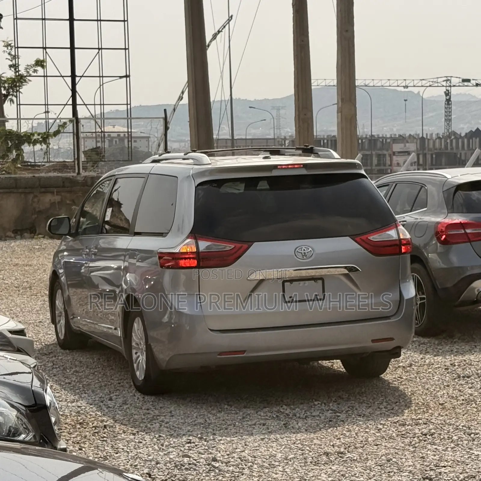 Toyota Sienna XLE 8 Passenger (3.5L 6cyl 8A) 2017 Silver
