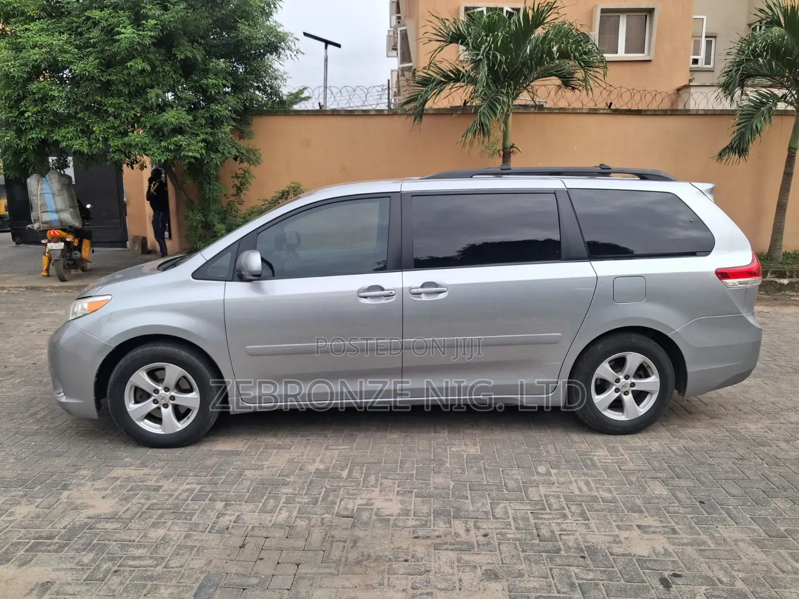 Toyota Sienna 2010 Silver