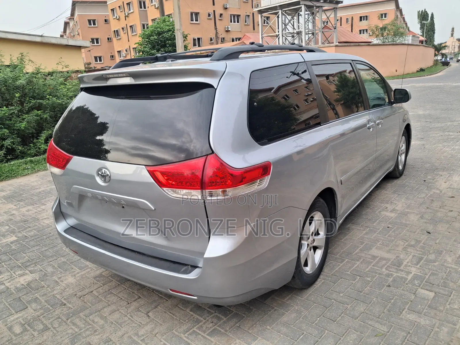 Toyota Sienna 2010 Silver