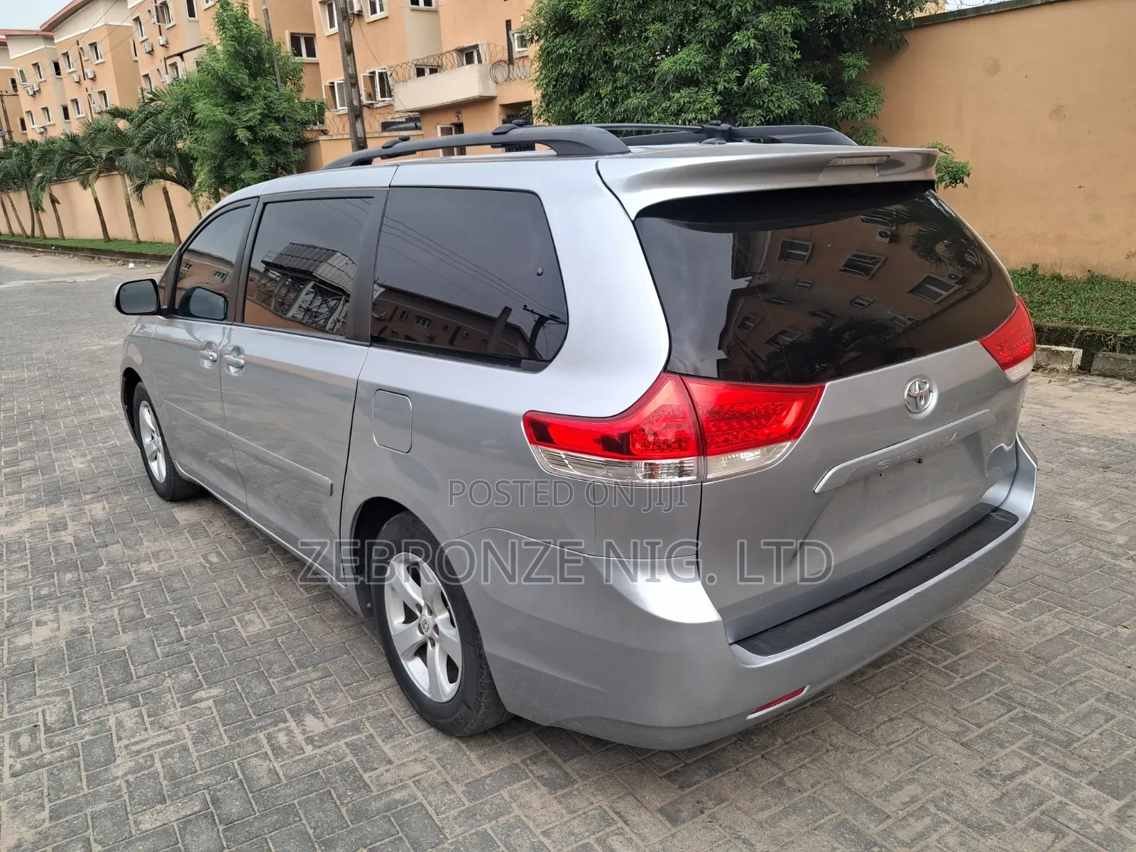 Toyota Sienna 2010 Silver