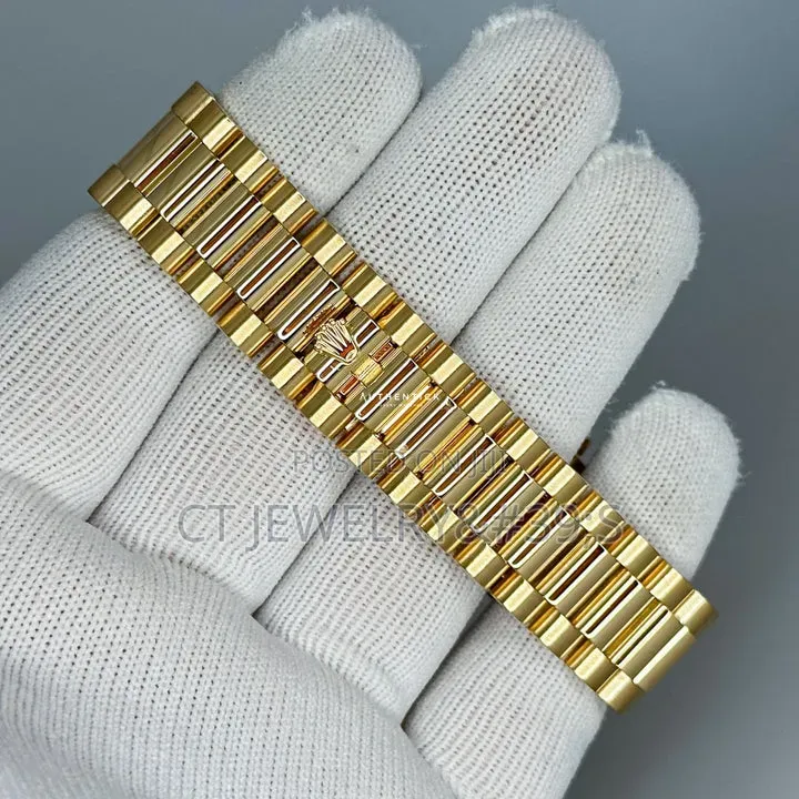 Luxury Rolex Day-Date Yellow Gold With a Champagne Diamond Dial