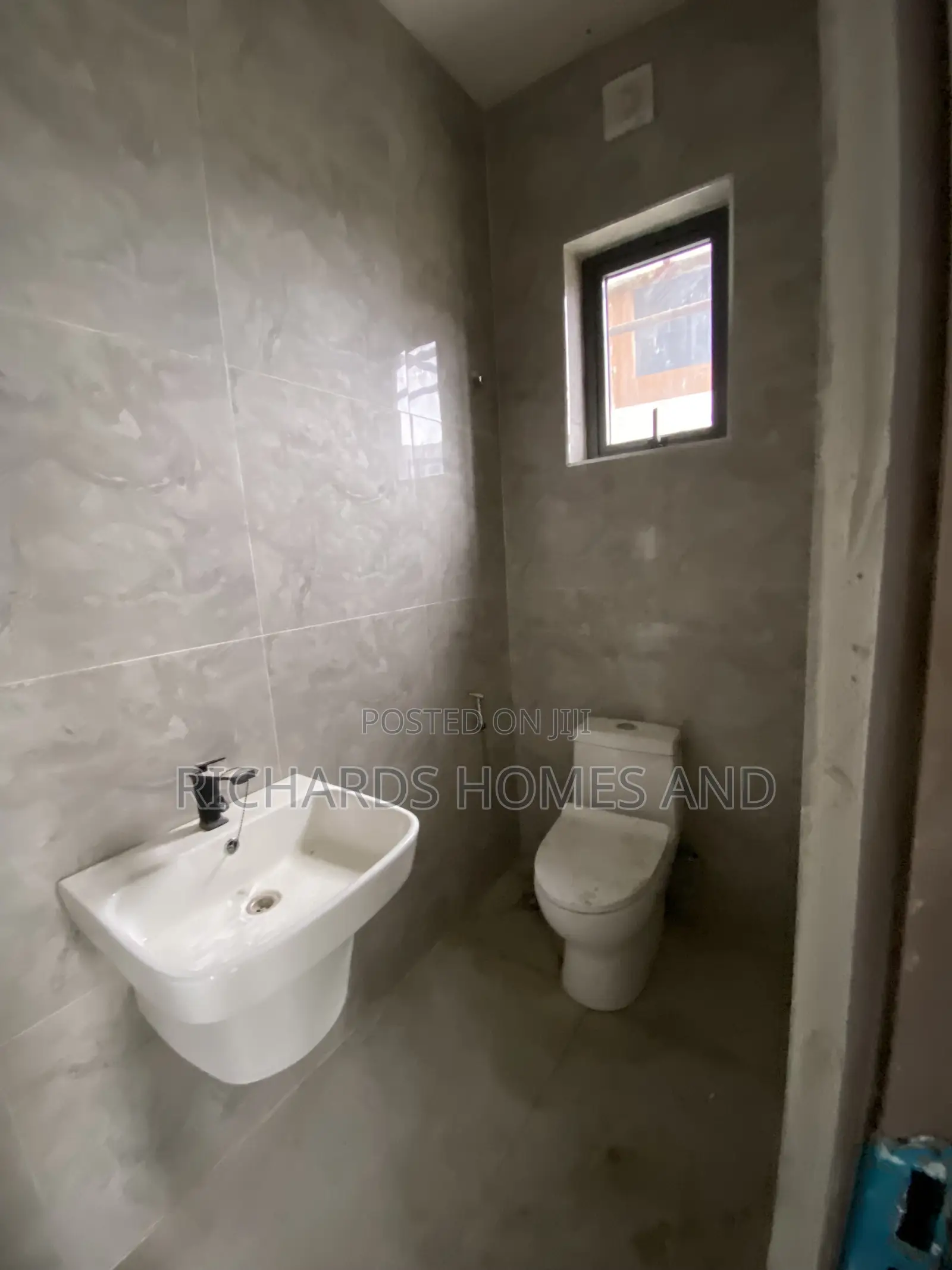3bdrm Apartment in Lekki Phase 1 for sale