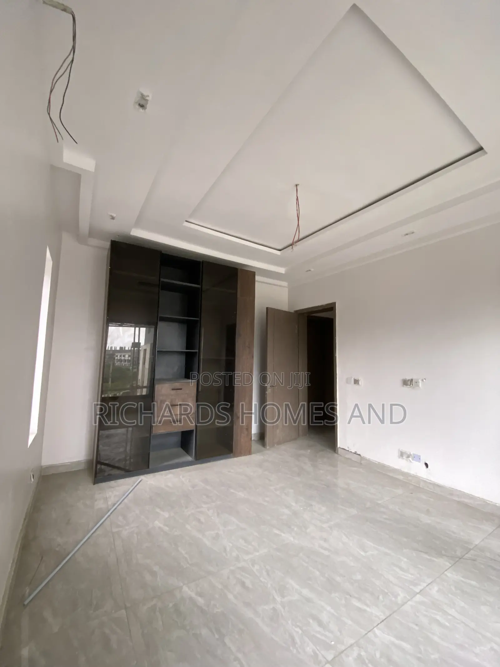 3bdrm Apartment in Lekki Phase 1 for sale