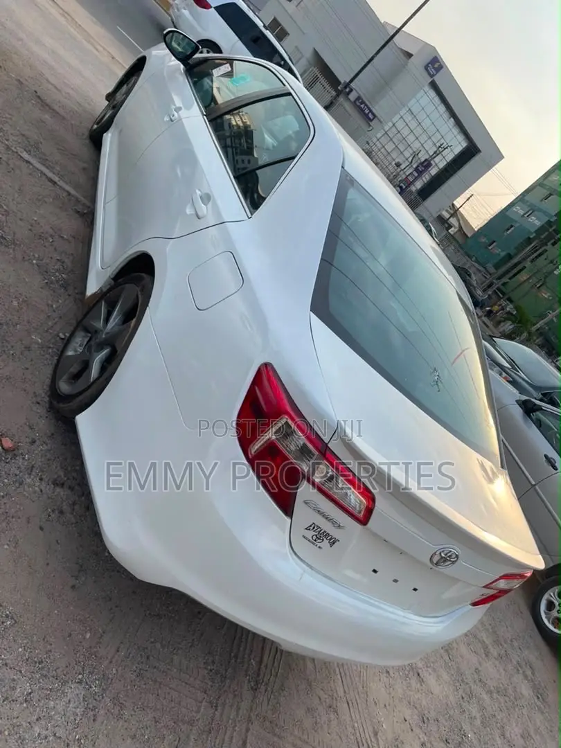Toyota Camry SE 4dr Sedan (2.5L 4cyl 6A) 2014 White