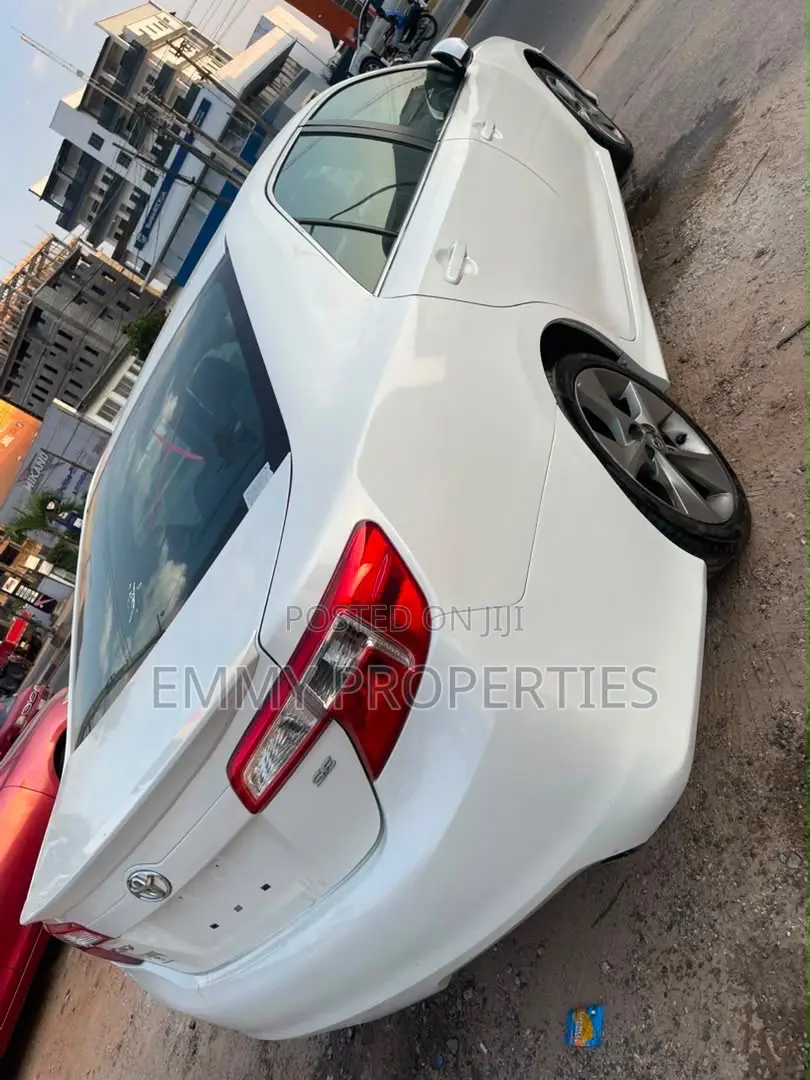 Toyota Camry SE 4dr Sedan (2.5L 4cyl 6A) 2014 White