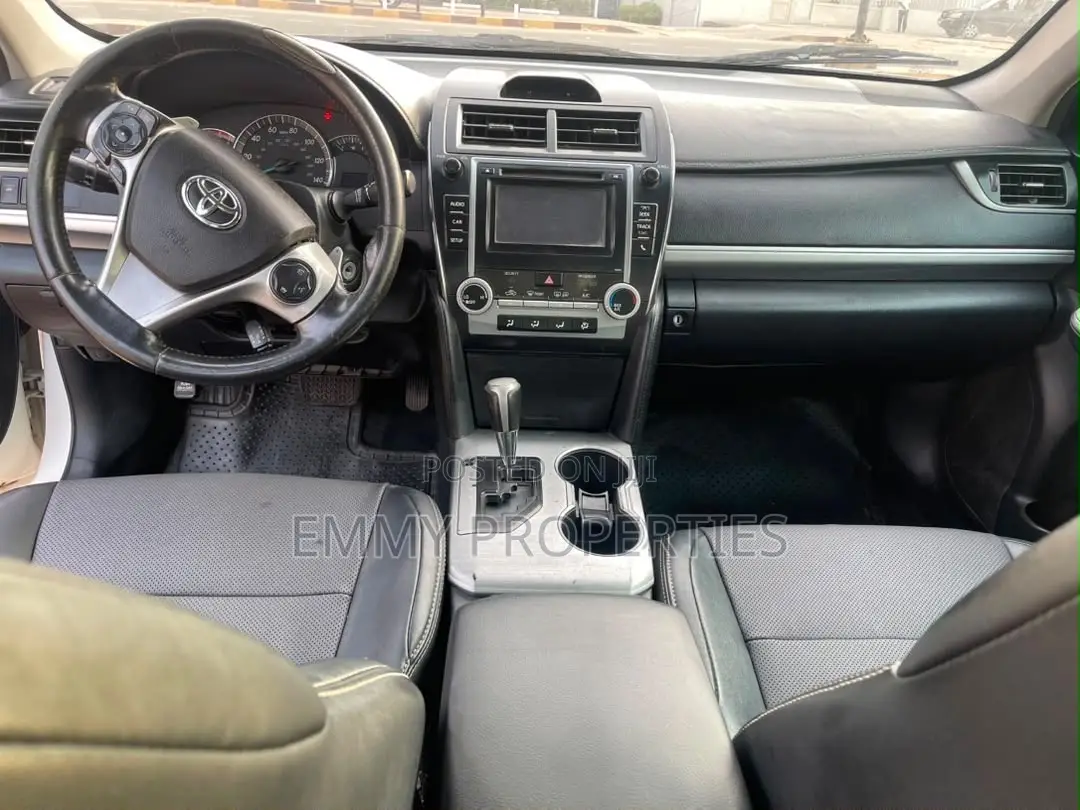 Toyota Camry SE 4dr Sedan (2.5L 4cyl 6A) 2014 White
