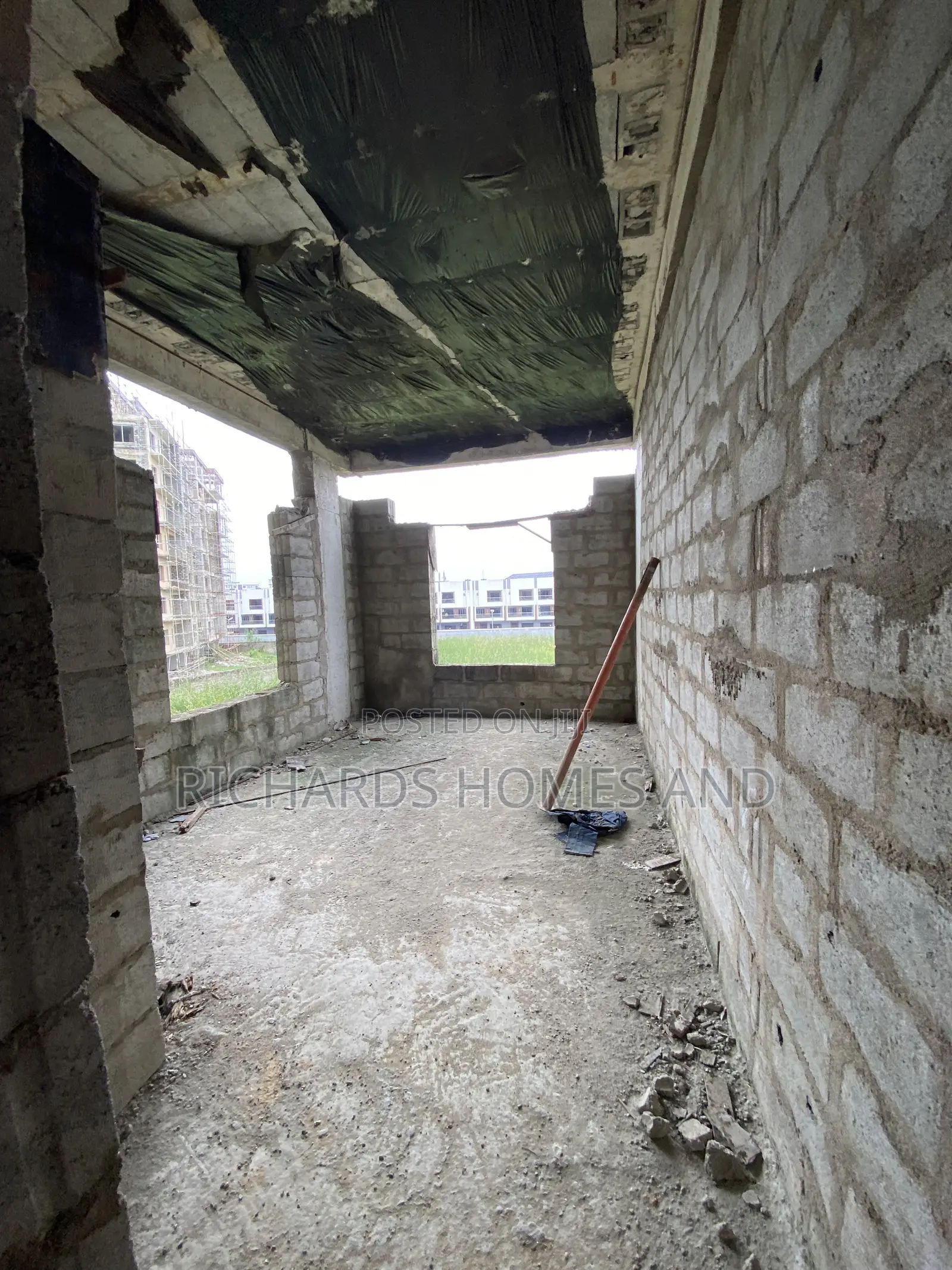 1bdrm Apartment in Lekki Phase 1 for sale