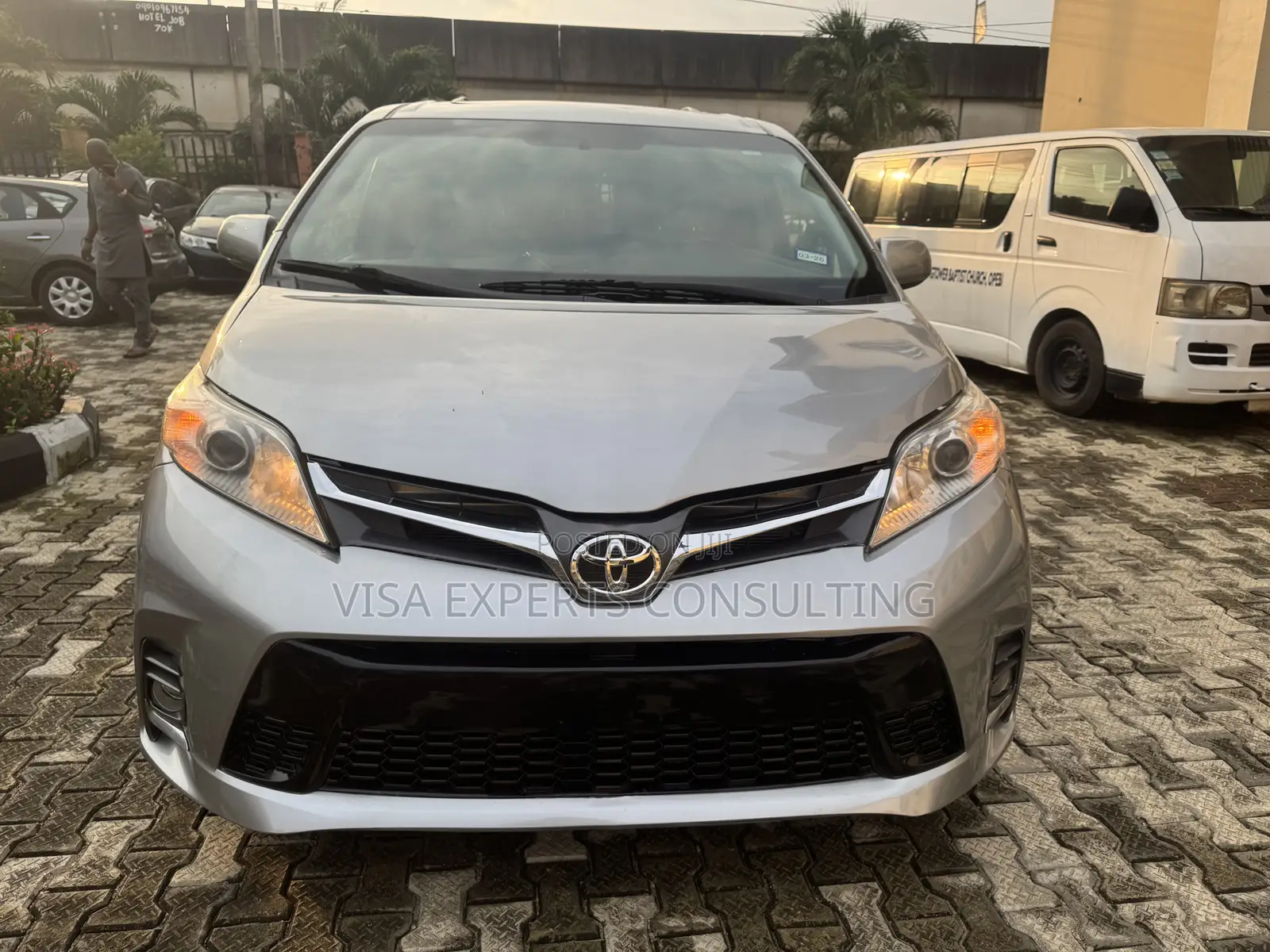 Toyota Sienna XLE 8 Passenger (3.5L 6cyl 8A) 2017 Gray