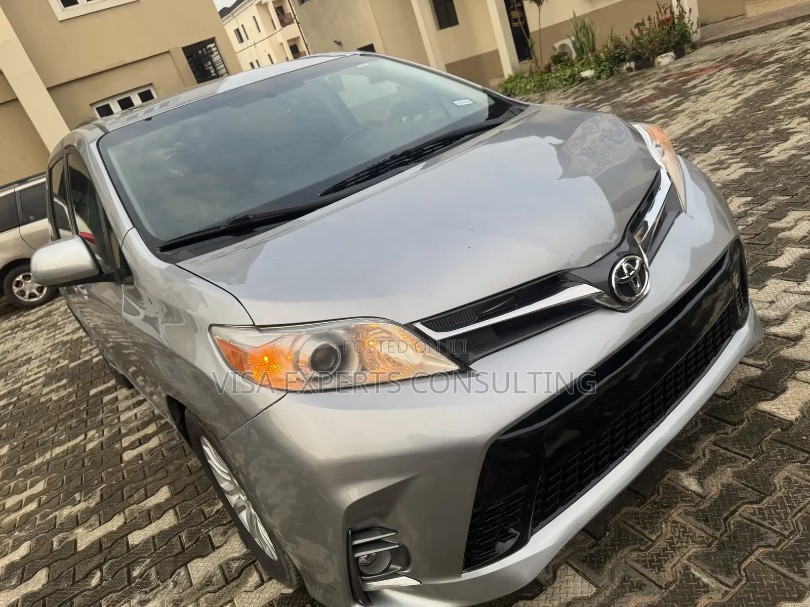 Toyota Sienna XLE 8 Passenger (3.5L 6cyl 8A) 2017 Gray