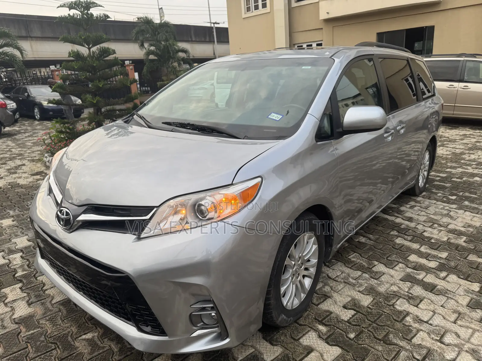 Toyota Sienna XLE 8 Passenger (3.5L 6cyl 8A) 2017 Gray