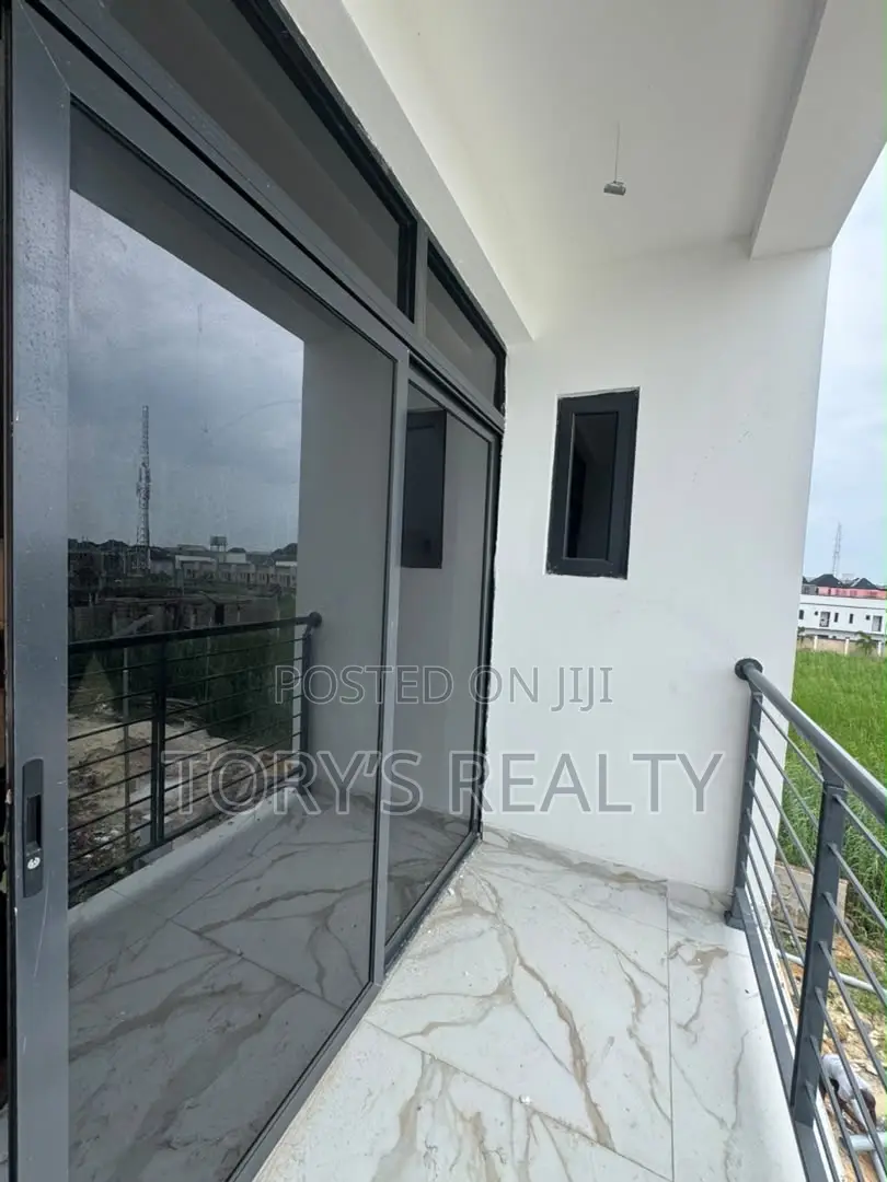 3bdrm Penthouse in Osapa london for sale