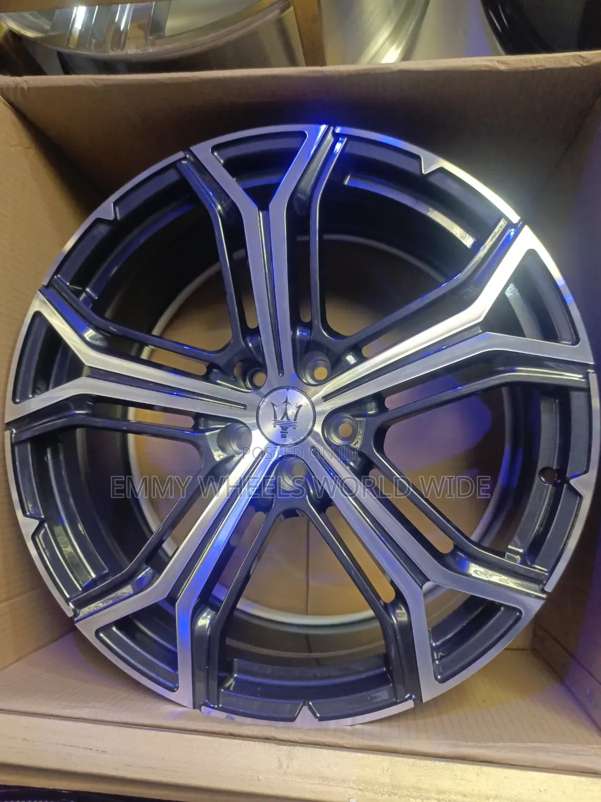 Maserati Levante Alloy Wheel, Likely a 21ch Model Finishin Dark Grey