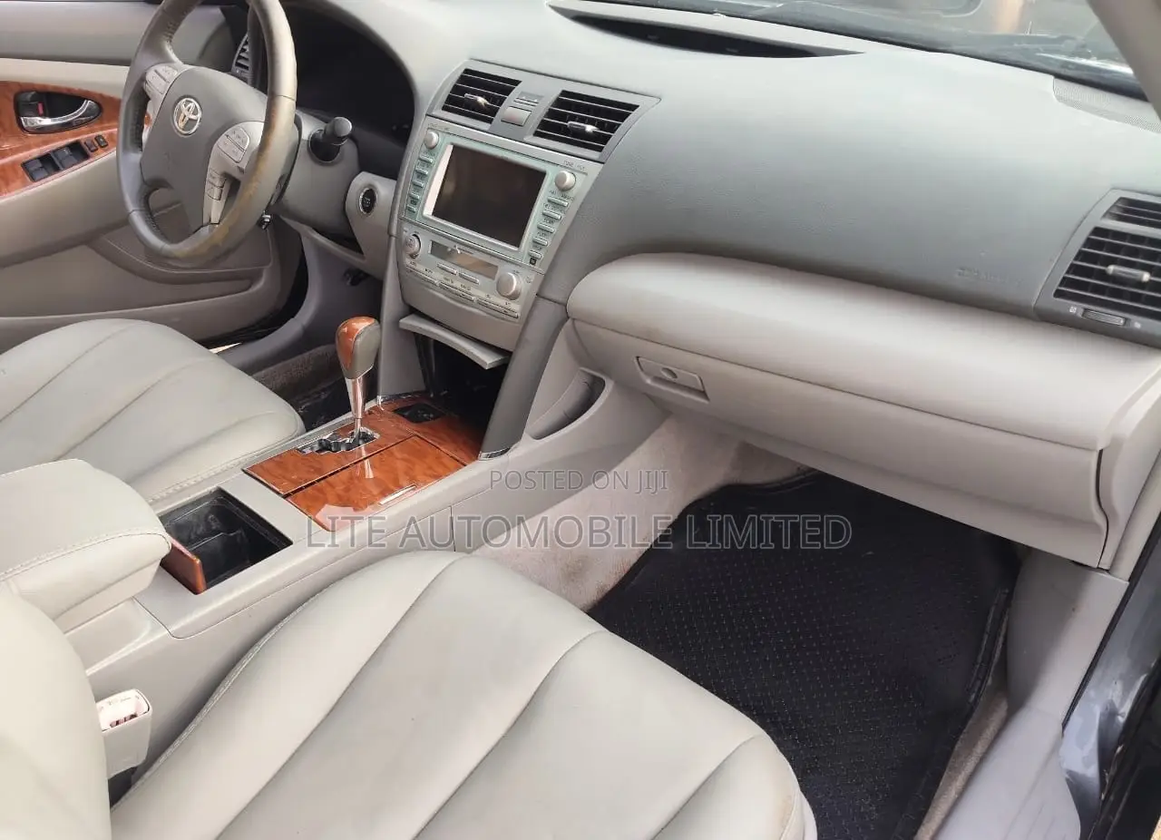 Toyota Camry XLE V6 4dr Sedan (3.5L 6cyl 6AM) 2009 Gray
