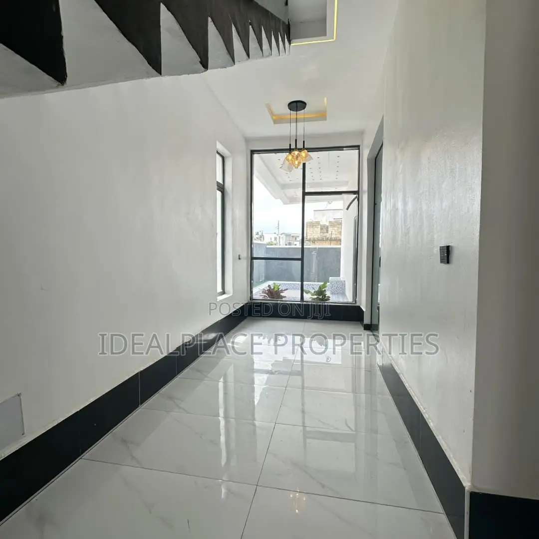 5bdrm Duplex in Sangotedo for sale