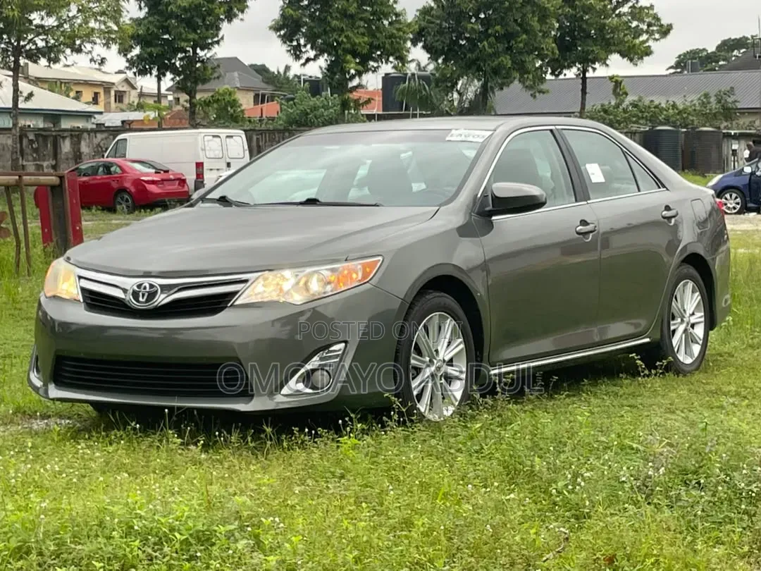 Toyota Camry XLE 4dr Sedan (2.5L 4cyl 6A) 2012 Gray