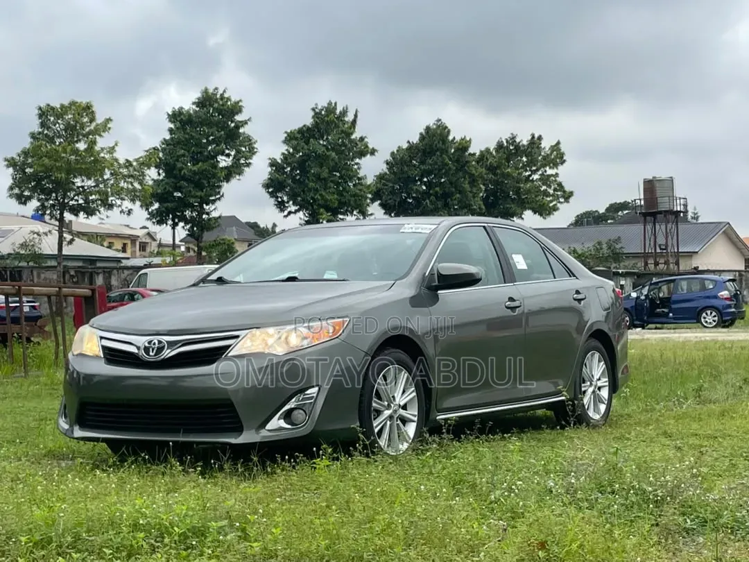 Toyota Camry XLE 4dr Sedan (2.5L 4cyl 6A) 2012 Gray