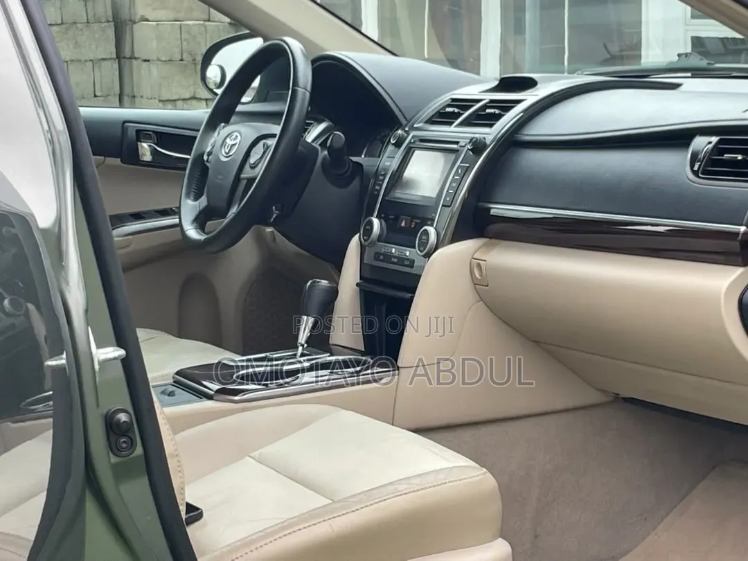 Toyota Camry XLE 4dr Sedan (2.5L 4cyl 6A) 2012 Gray