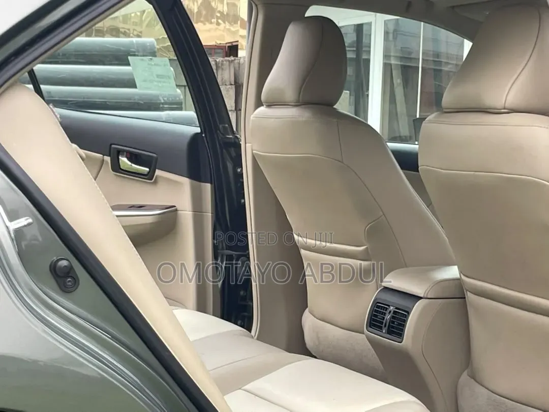 Toyota Camry XLE 4dr Sedan (2.5L 4cyl 6A) 2012 Gray
