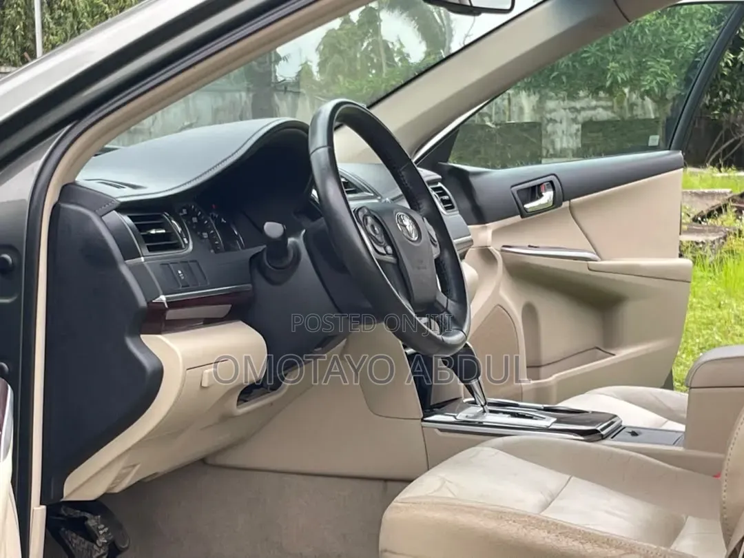 Toyota Camry XLE 4dr Sedan (2.5L 4cyl 6A) 2012 Gray