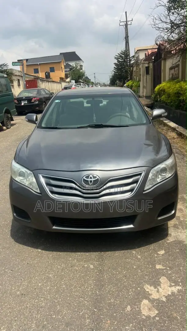 Toyota Camry LE 4dr Sedan (2.5L 4cyl 6AM) 2010 Gray