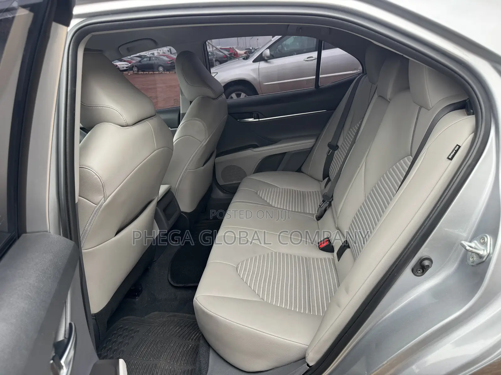Toyota Camry SE 2023 Silver