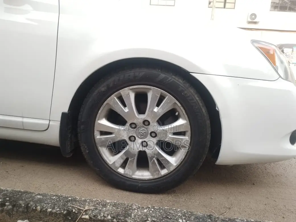 Toyota Avalon XL Sedan FWD (3.5L 6cyl 6A) 2009 White