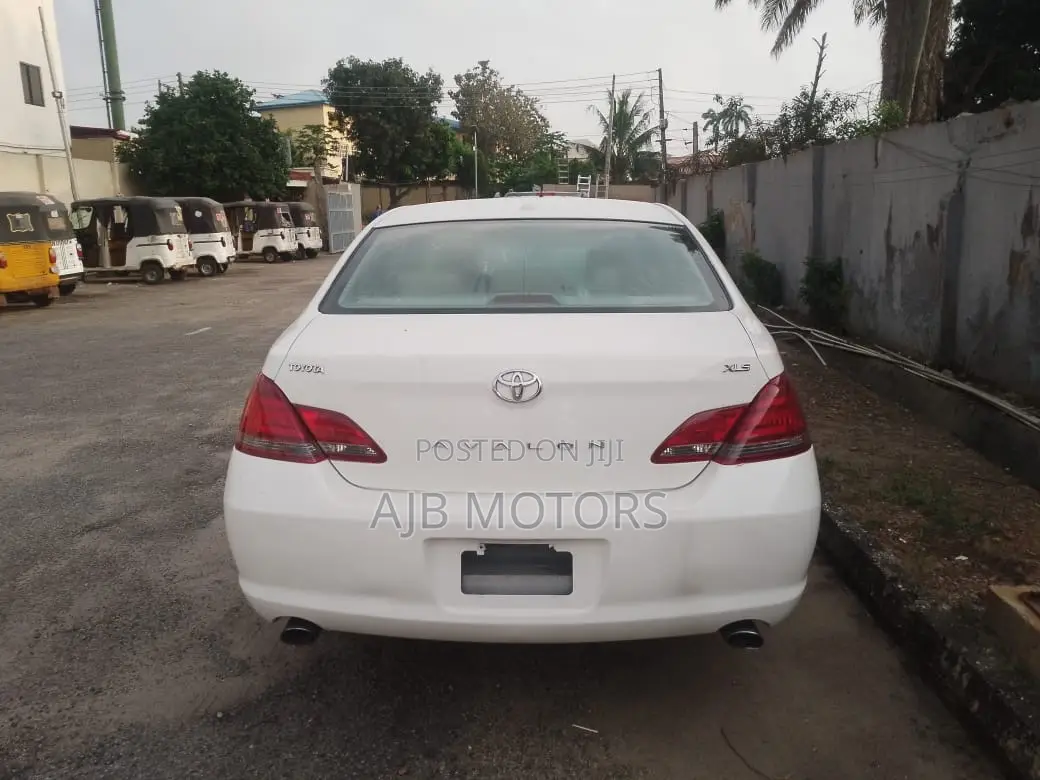 Toyota Avalon XL Sedan FWD (3.5L 6cyl 6A) 2009 White