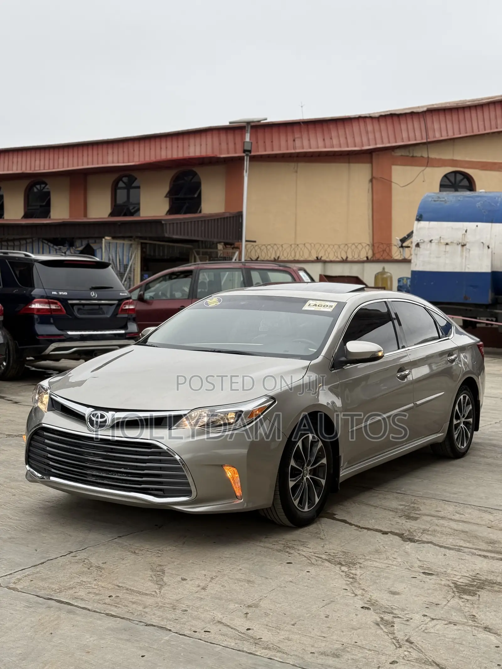 Toyota Avalon XLE Premium FWD Sedan (3.6L 6cyl 6A) 2016 Gold