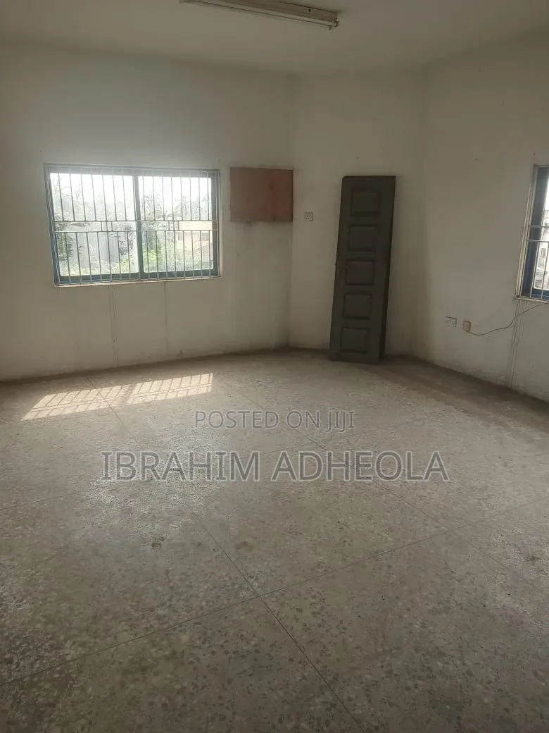 12 Spacious Offices 451sqm, 1 Spacious Reception, 5 Toilets,