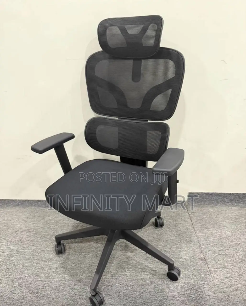 Ergonomical Office Chair With Headrest.