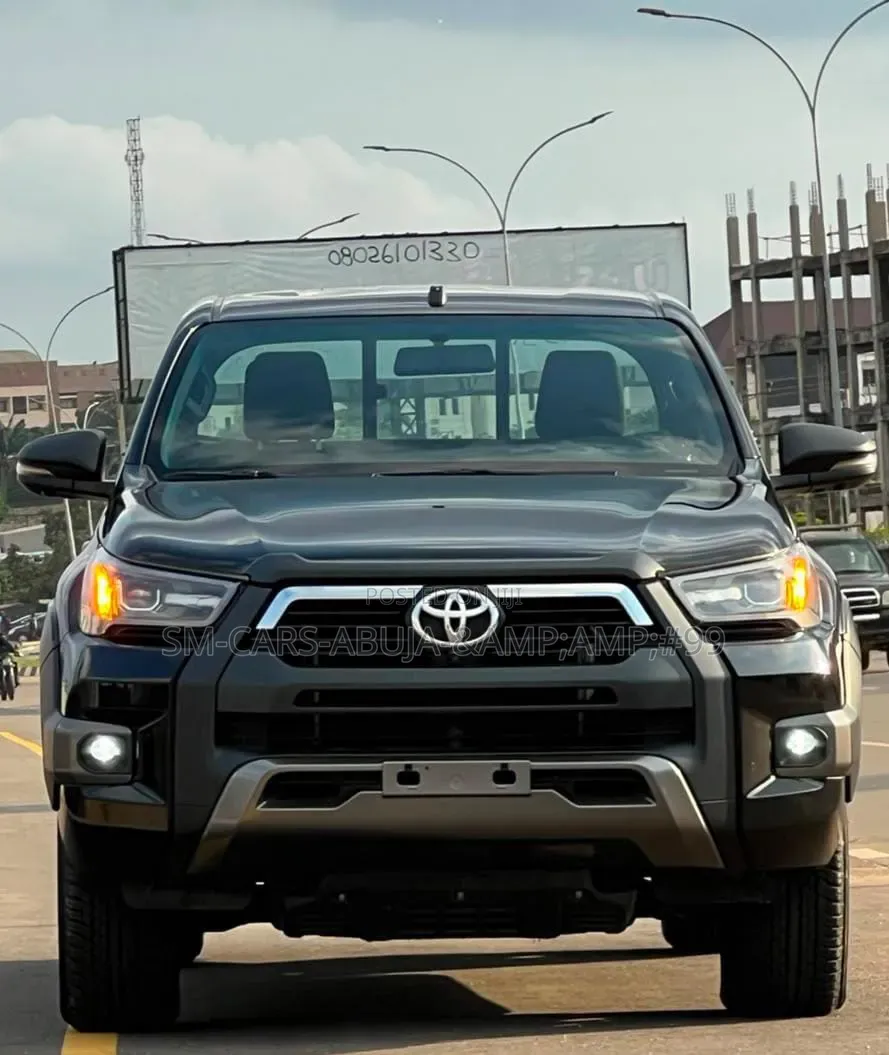 New Toyota Hilux 2025 Black