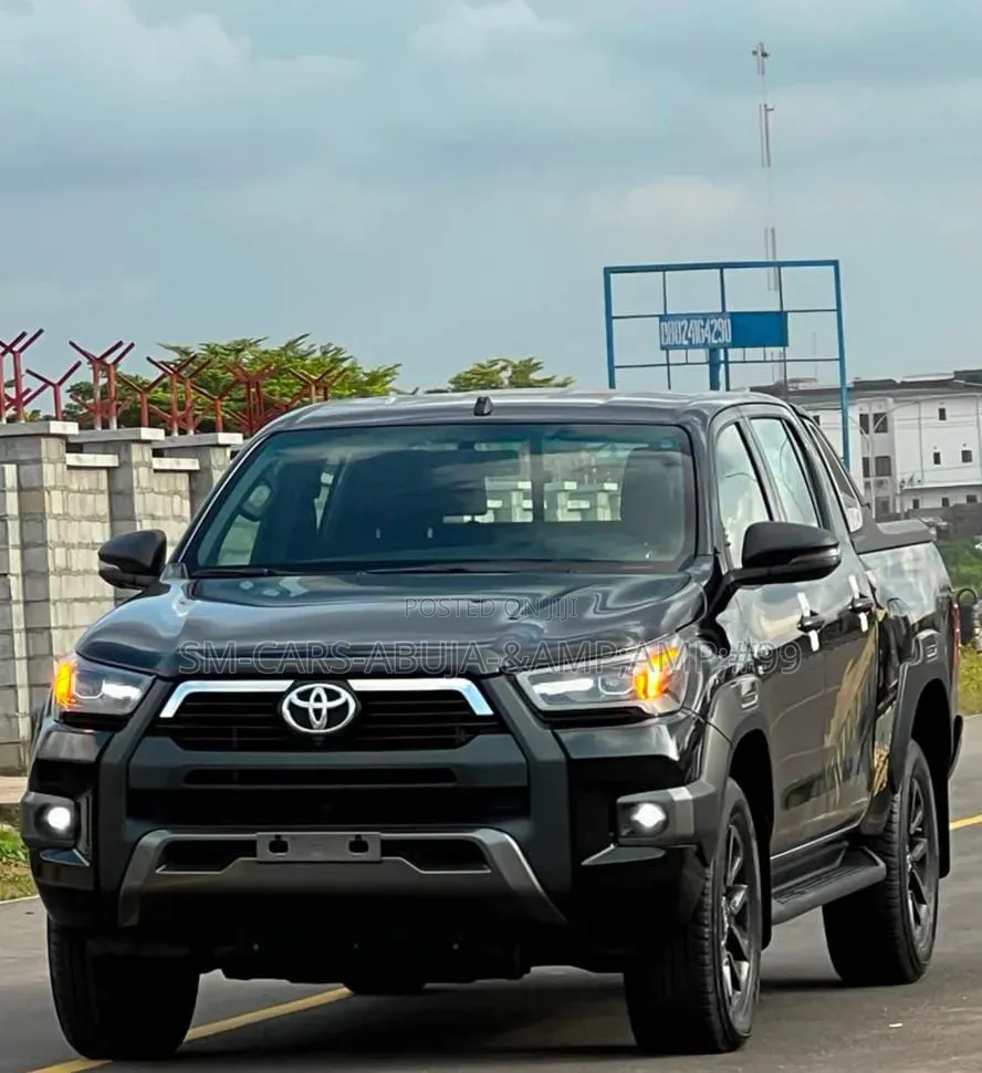 New Toyota Hilux 2025 Black