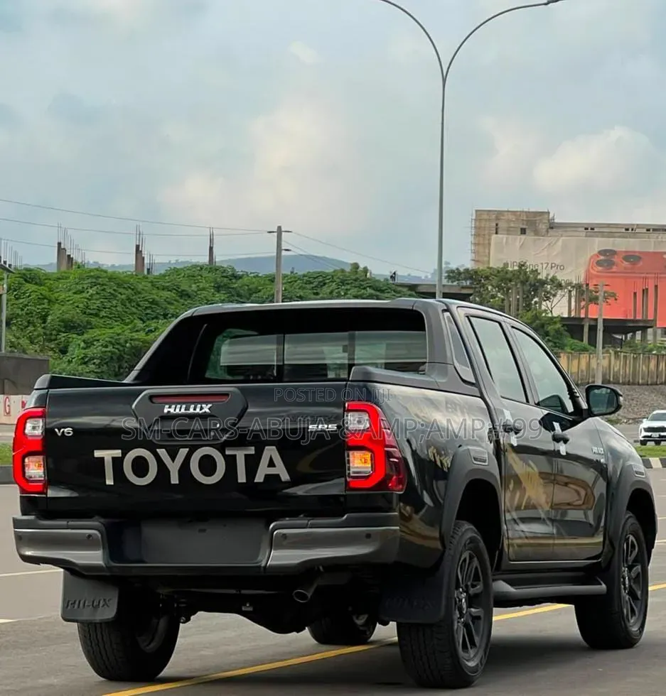 New Toyota Hilux 2025 Black
