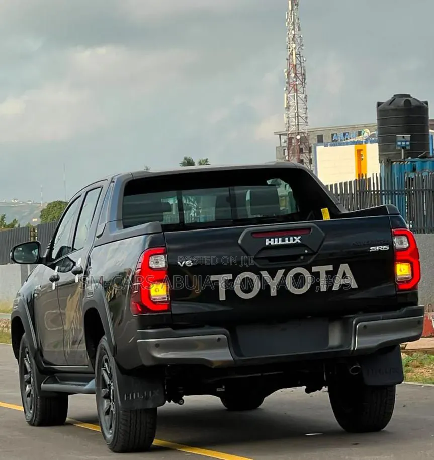 New Toyota Hilux 2025 Black