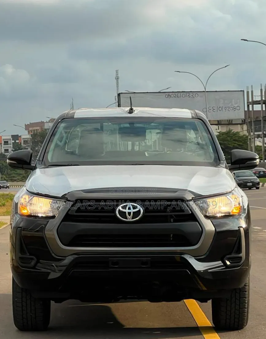 New Toyota Hilux 2025 Black