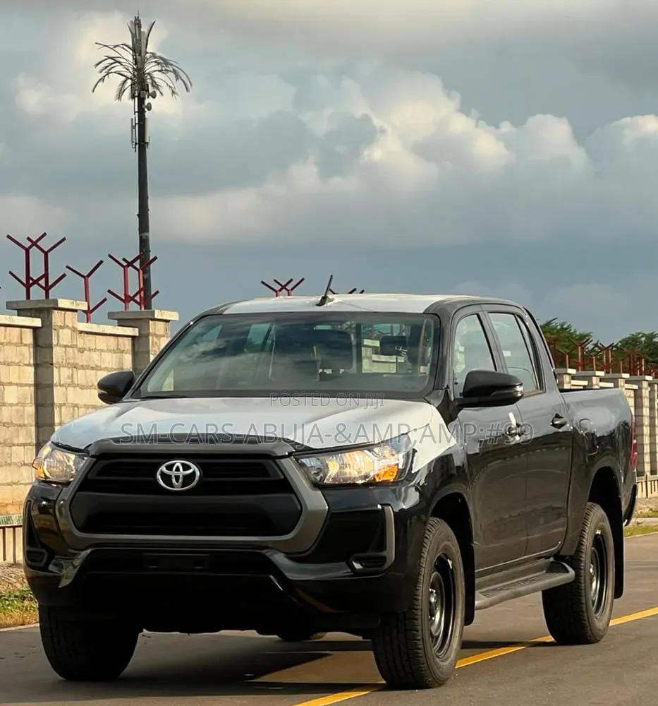 New Toyota Hilux 2025 Black