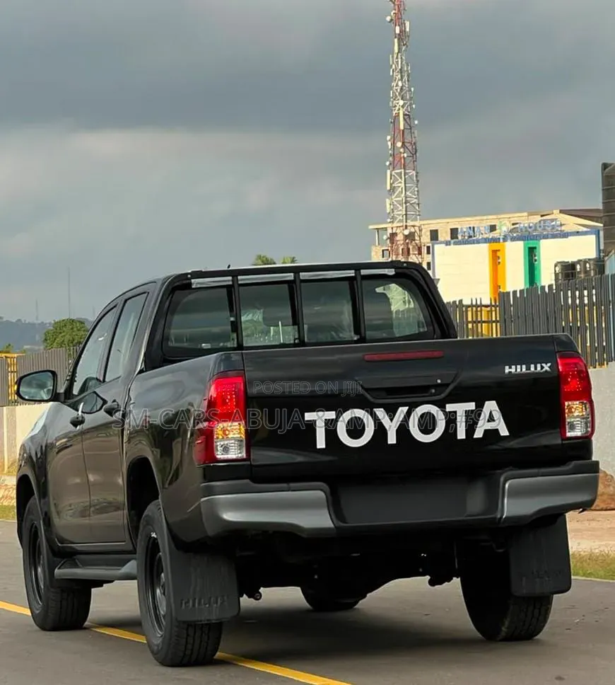 New Toyota Hilux 2025 Black