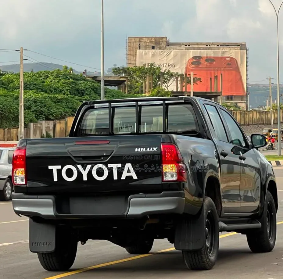 New Toyota Hilux 2025 Black