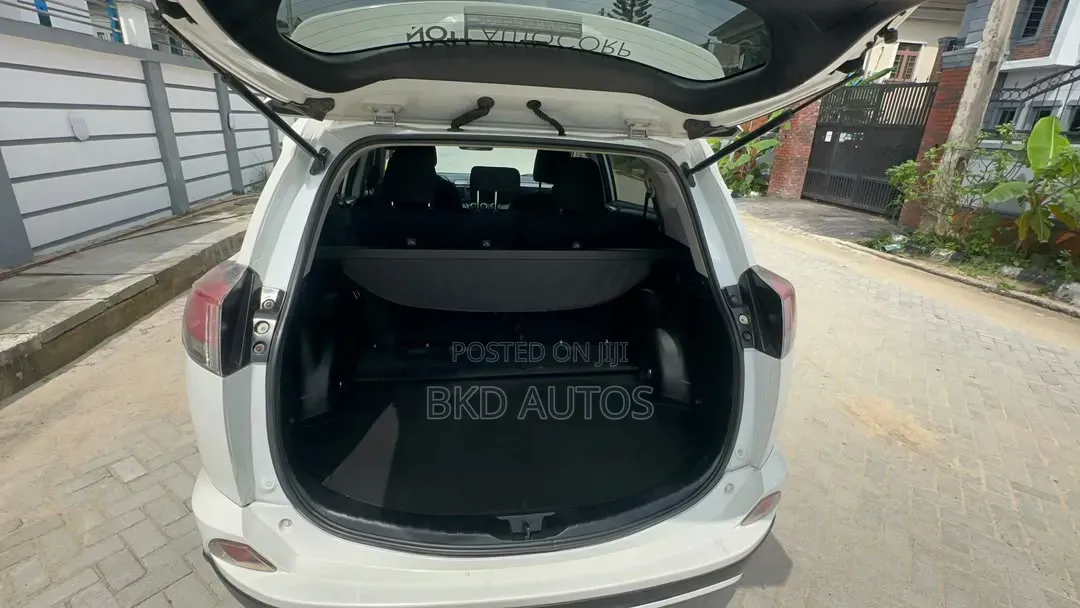 Toyota RAV4 LE AWD (2.5L 4cyl 6A) 2017 White